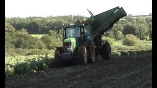 John Deere 7810 lifting beet