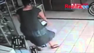 Luar Biasa ! Menyembunyikan TV di Bawah Daster