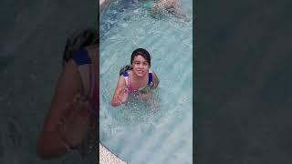 camila. con. la.  piscina