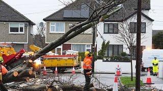 Hundreds of thousands without power and water as political leaders swan off