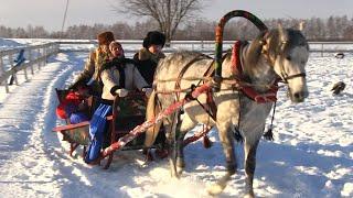 Старинный русский праздник с катанием на санях, песнями и забавами возродили в селе