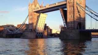 Moving F231 (HMS Argyll) through London Tower Bridge