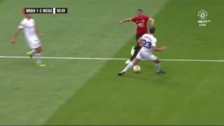 43-years old Ryan Giggs nutmegs Jamie Carragher and leaves him on his knees.. hahaa