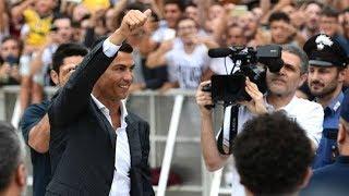 Cristiano_Ronaldo_with_fans_after_second_training_with_new_team
