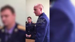 Красноярский чиновник надел на голову куртку в зале суда