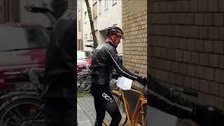 Wie Radsportler einen Fahrradständer benutzen...