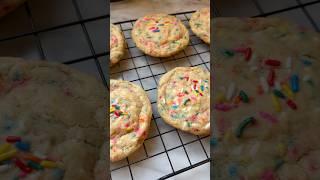 Sprinkle cookies - soft & chewy  #christmascookies #sugarcookierecipe #sprinklecookies #cookies