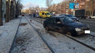 "Приора" на рельсах снесла папку с сыном