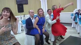 Russian wedding ilginç rus düğünü değişik gelenekler kadınlar kocalarının üzerinde oynuyor