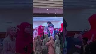 Lagi wisuda tengil dikit gpp kan #sekolah #masasekolah #wisuda (sc.@200904nov)