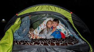 24 ore dentro una tenda da campeggio  Ameli ha passato la notte in una tenda