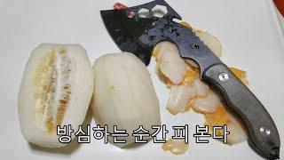 손도끼로 참외 깍아 먹기(손 베일까봐 조심 또조심)/ To cut Korean melon with an axe/ 斧でマクワウリを割って食べる. /