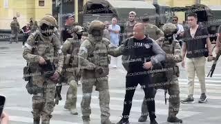 Драка жителей - сторонников и противников ЧВК у штаба ЮВО в Ростове, их разнимают бойцы «Вагнера».