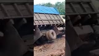 Detik-detik Truk Terbalik!!