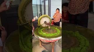 The process of making leek flower sauce in a stone mill