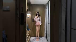 【抖音精选擦边热舞】舞蹈好看还是衣服好看？ #tiktok #美女 #抖音 #抖音热门 #反差 #性感 #走光