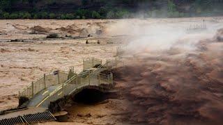 Just now, China floods destroy bridges as river overflow! Three Gorges Dam still discharging