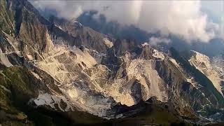 cave di marmo di carrara viste da un drone