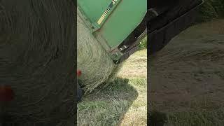 первый тюк пресс-подборщика JOHN DEERE 550