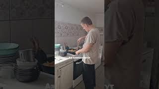 Санька успешно совмещает и труд и юмор