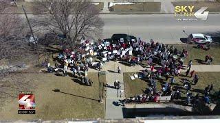 Hundreds demonstrate in Sioux City against the closure of catholic churches