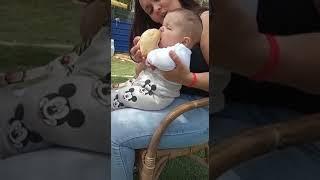 Mi bebé comiendo pan