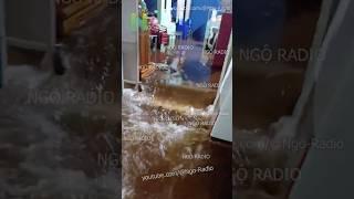 Nước tràn như thác đổ vào nhà