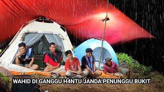 Due to heavy rain, a group of people camping on a hill, Wahid is disturbed by spirits...?