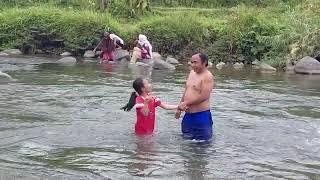 Setelah gramak iwak di jembangan banjarnegara tasya dan papa bermain air di sungai gintung