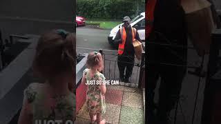 This little girl learned sign language just so she could talk to her deaf delivery driver ️