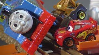 Disney Cars Mini Racers vs Thomas Train Battle\Relampago Mc Queen contra o trem Thomas