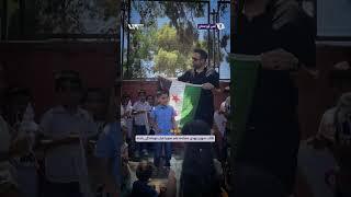 طالب سوري يهدي معلمه التركي علم سوريا قبل عودته إلى بلاده