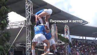 Конфуз с девушками в мини юбках на фестивале.