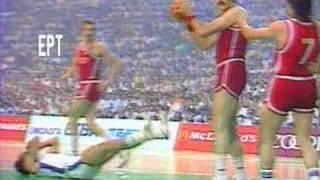 Giannakis gets elbowed by Tkachenko