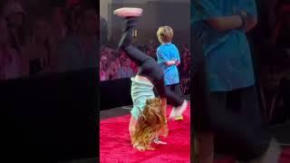 ADLEY does a SPLiT on STAGE!! she shows off her moves to the crowd at VidSummit with niko & dad 