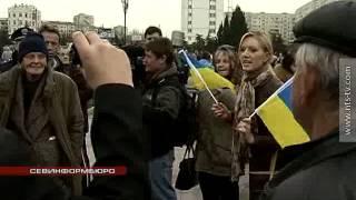 09.03.2014 Гости из западных регионов Украины устроили провокацию в Севастополе у памятника Шевченко