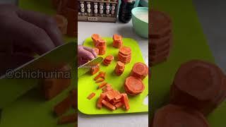 Плов по-китайски или рис по-китайски с мясом и овощами.