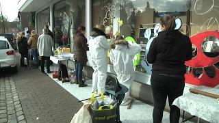 Kunstaktion an den Homann-Schaufenstern in Dülmen