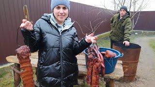 Копчені ребра, сало, м'ясо, ковбаса  в бочці на дровах