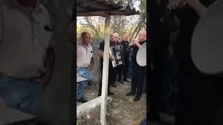 ჯემალ ბერიაშვილი ქსოვრელები ობოლ შვილს მისცემს ნუგეშს.