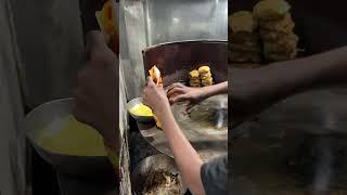 Pakistanti Street Food:  Naan Shami
