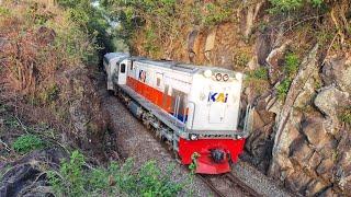 SEMPIT MUNCUL DI BALIK BATU KERETA API NAIK BUKIT !