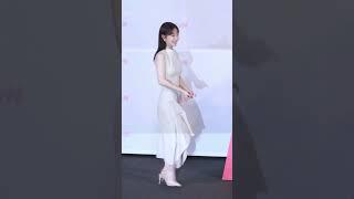 朴宝英一袭米白礼服亮相，利落剪裁勾勒气质曲线，搭配裸色高跟鞋，优雅大方。柔和色调与自然妆发相融合，尽显清冷而高级的美感。#朴宝英 #穿搭 #美出高级感