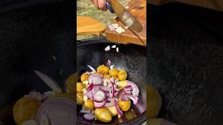 Настоящая беларуская картошка  с настоящим беларуским салом с цыбулей в казане