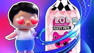 История игрушек Амельки! Мальчик ЛОЛ хочет открыть новый Fuzzy LOL! Позволят Игрушки его открыть?