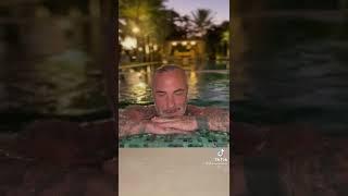 gianluca vacchi refrescando sus tardes en una rica piscina