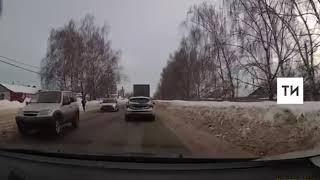 В Казани на видео попал автохам, который едва не сбил девушку на тротуаре