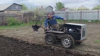 Гусеничный мини трактор , первая борозда.