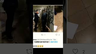 15日又爆出北京的中國電影資料館男廁內，也出現了類似四通桥的標語。同時，全世界的海外華人圈爲了支持這位勇士，自發發起了多項活動 #中共 #習近平 #shorts #中國 #四通桥【短視頻】