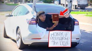 Forcing Strangers in Traffic to Honk at Ridiculous Signs!